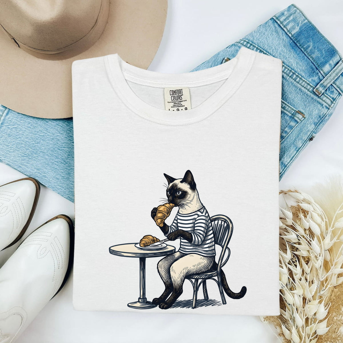 Coffee Cat Shirt – Funny Cat Lover Tee – Café Cat & Croissant Tee – Cat Mom Gift – Vintage French Café Graphic Tee