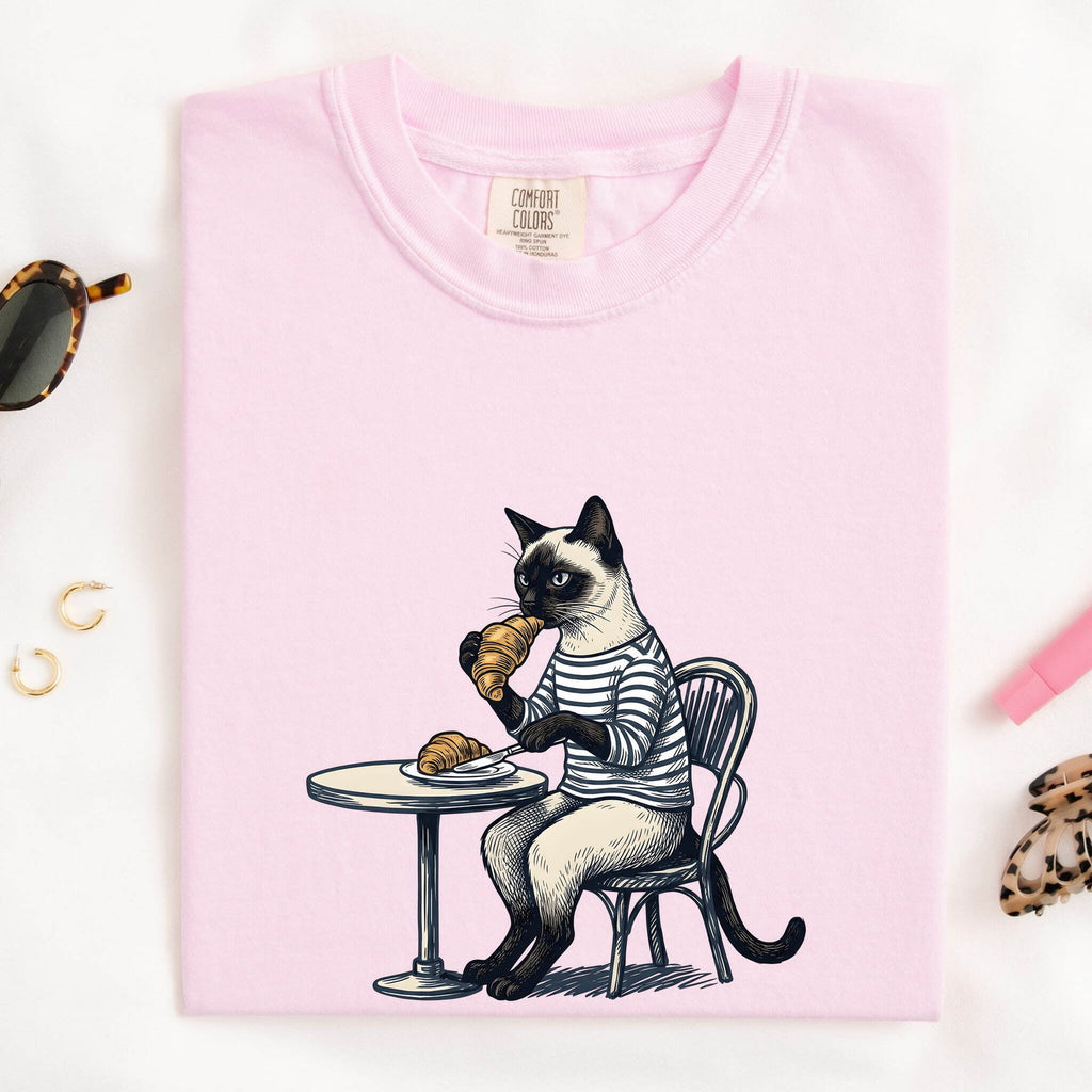 Coffee Cat Shirt – Funny Cat Lover Tee – Café Cat & Croissant Tee – Cat Mom Gift – Vintage French Café Graphic Tee