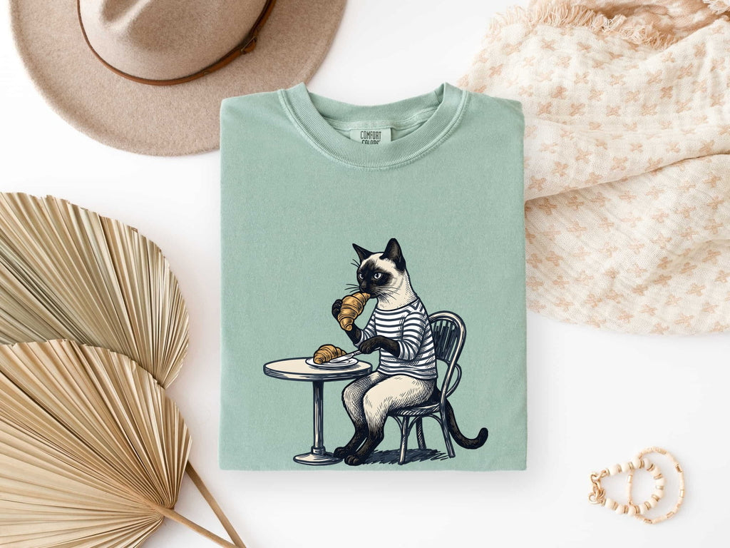 Coffee Cat Shirt – Funny Cat Lover Tee – Café Cat & Croissant Tee – Cat Mom Gift – Vintage French Café Graphic Tee