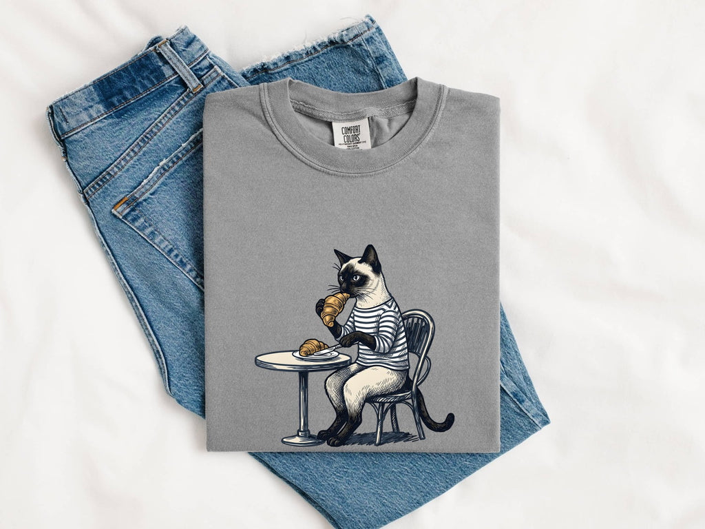 Coffee Cat Shirt – Funny Cat Lover Tee – Café Cat & Croissant Tee – Cat Mom Gift – Vintage French Café Graphic Tee