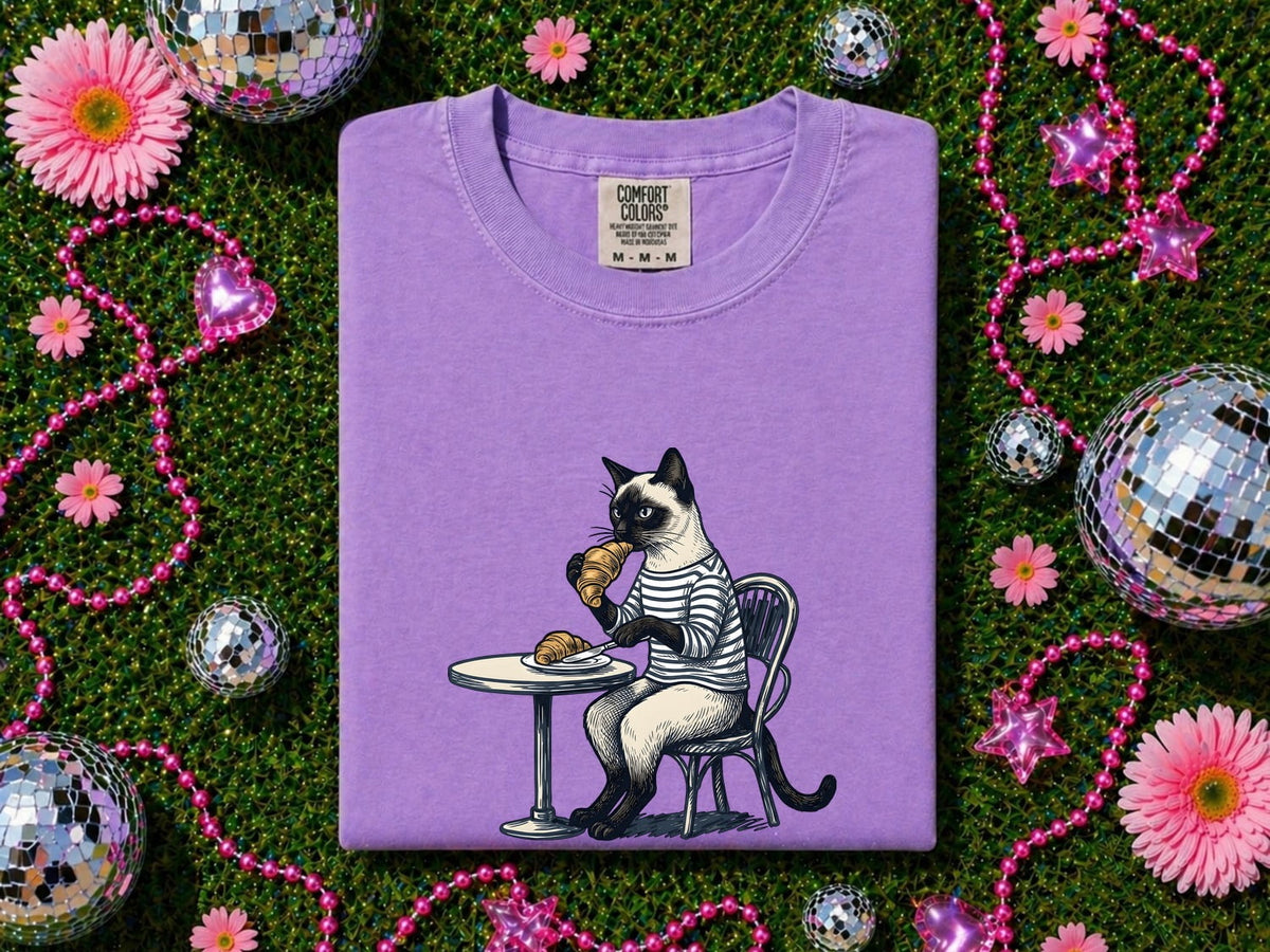 Coffee Cat Shirt – Funny Cat Lover Tee – Café Cat & Croissant Tee – Cat Mom Gift – Vintage French Café Graphic Tee