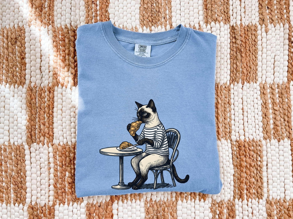 Coffee Cat Shirt – Funny Cat Lover Tee – Café Cat & Croissant Tee – Cat Mom Gift – Vintage French Café Graphic Tee