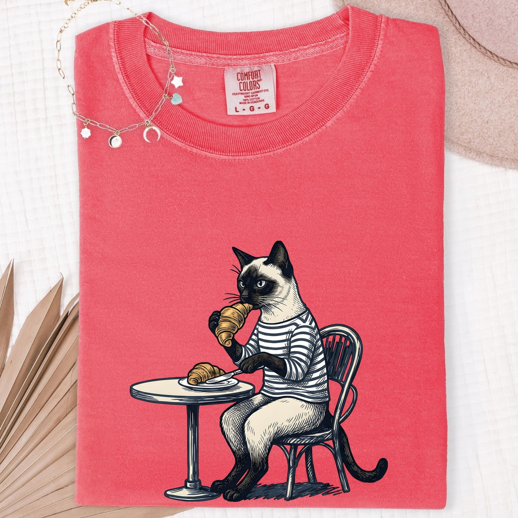 Coffee Cat Shirt – Funny Cat Lover Tee – Café Cat & Croissant Tee – Cat Mom Gift – Vintage French Café Graphic Tee