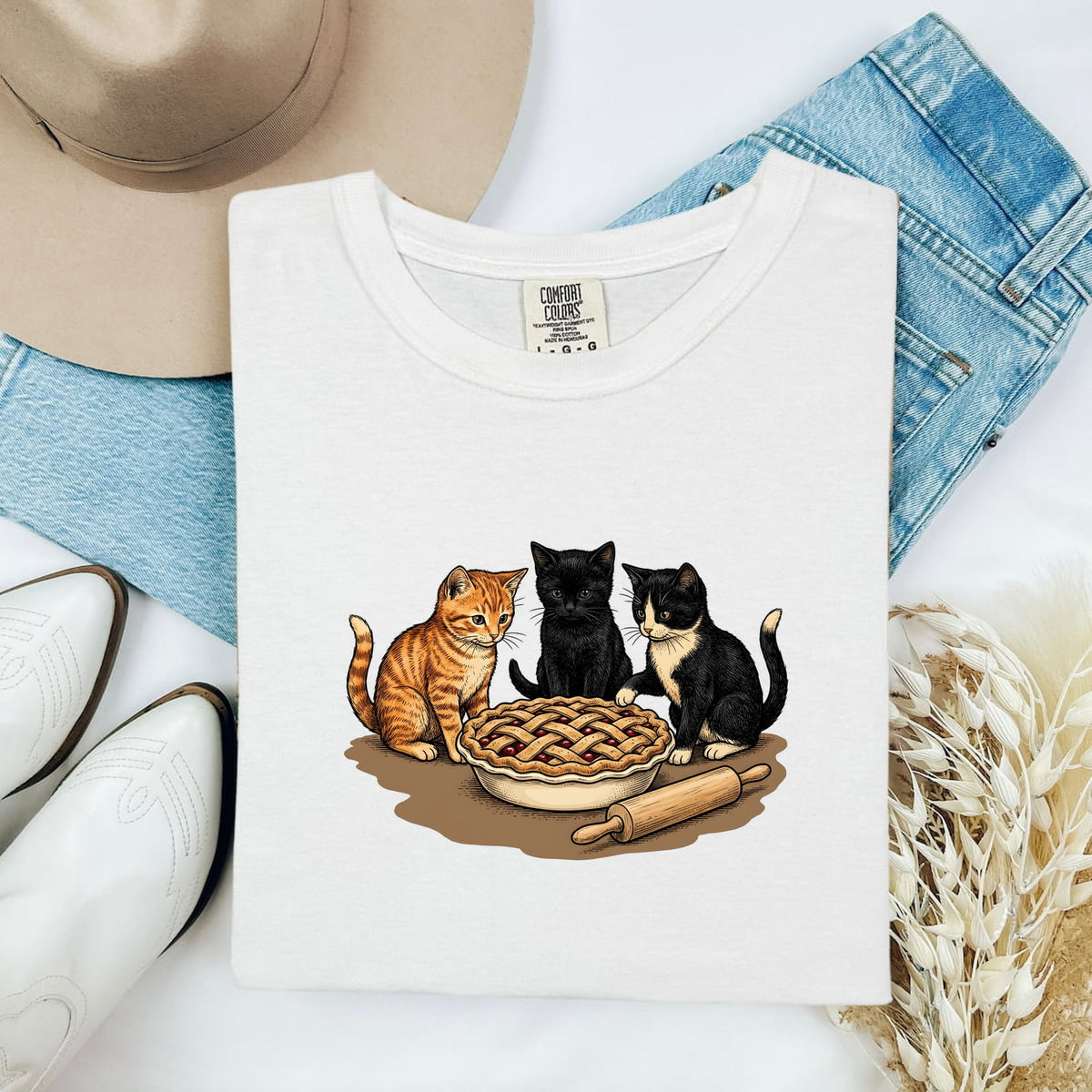 Baking Cat Shirt – Funny Cat Lover Tee – Cat Mom Gift – Cats and Pie Graphic Tee – Cute Baker Gift