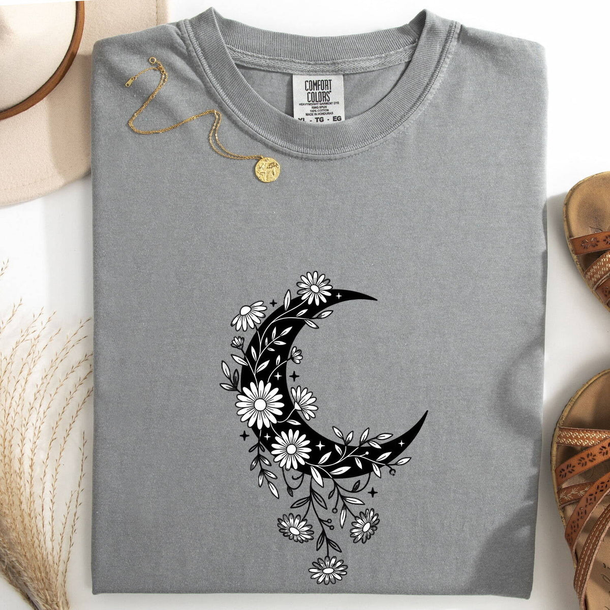 Floral Moon Tee – Crescent Moon & Daisy Graphic Tee – Boho Nature Shirt – Cottagecore Gift