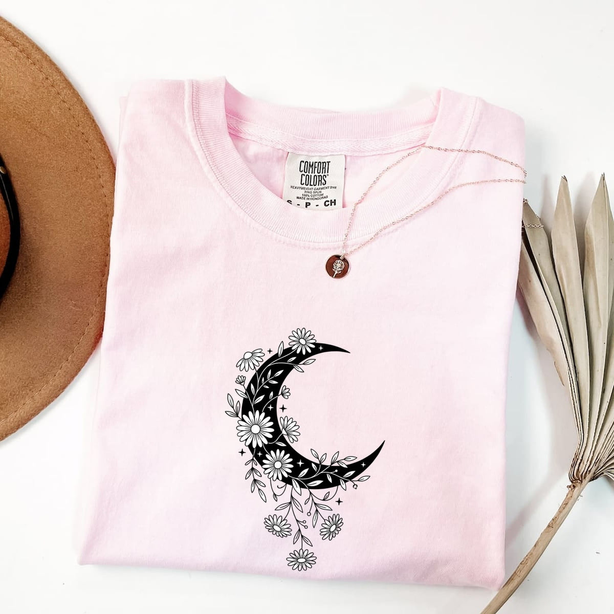 Floral Moon Tee – Crescent Moon & Daisy Graphic Tee – Boho Nature Shirt – Cottagecore Gift