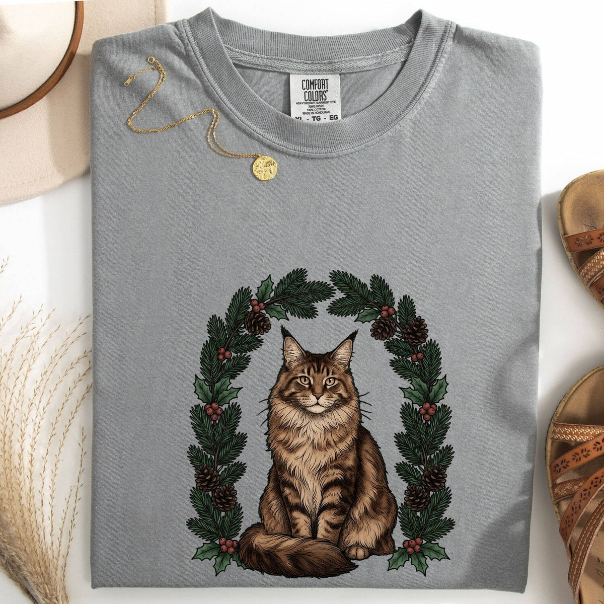 Maine Coon Christmas Shirt – Vintage Botanical Holiday Cat Tee